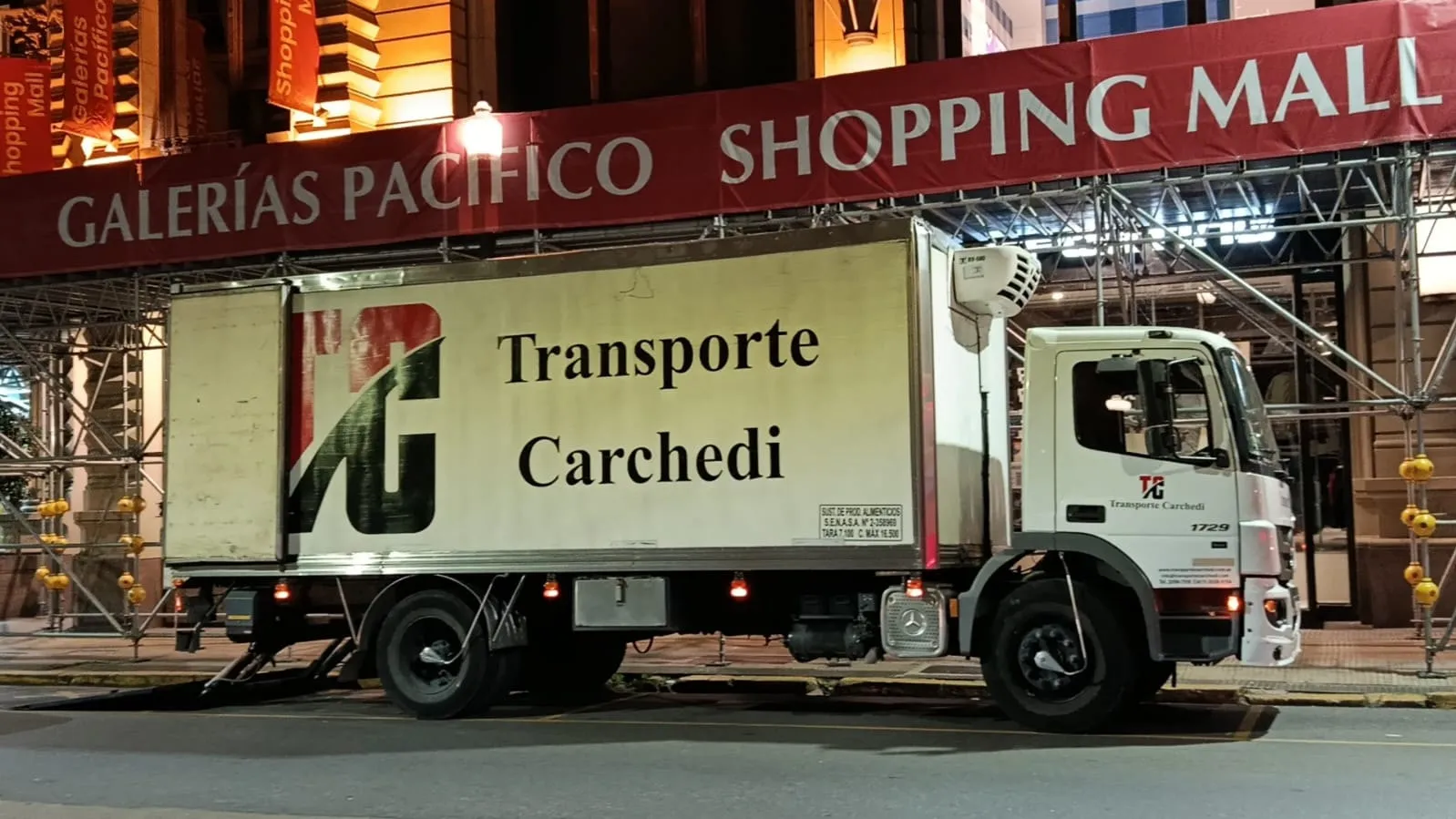 Camión de Transporte Carchedi descargando en el centro de la Ciudad de Buenos Aires