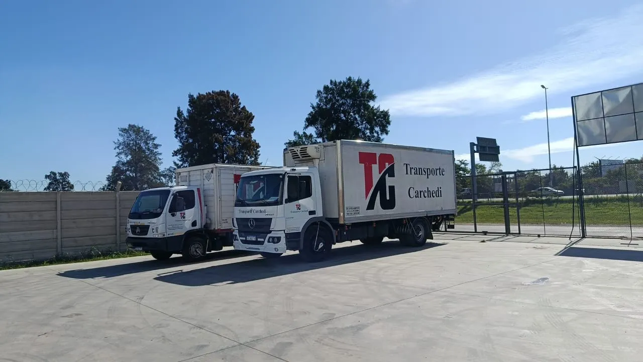 Unidades de Transporte Carchedi estacionadas en el depósito antes de salir a ruta