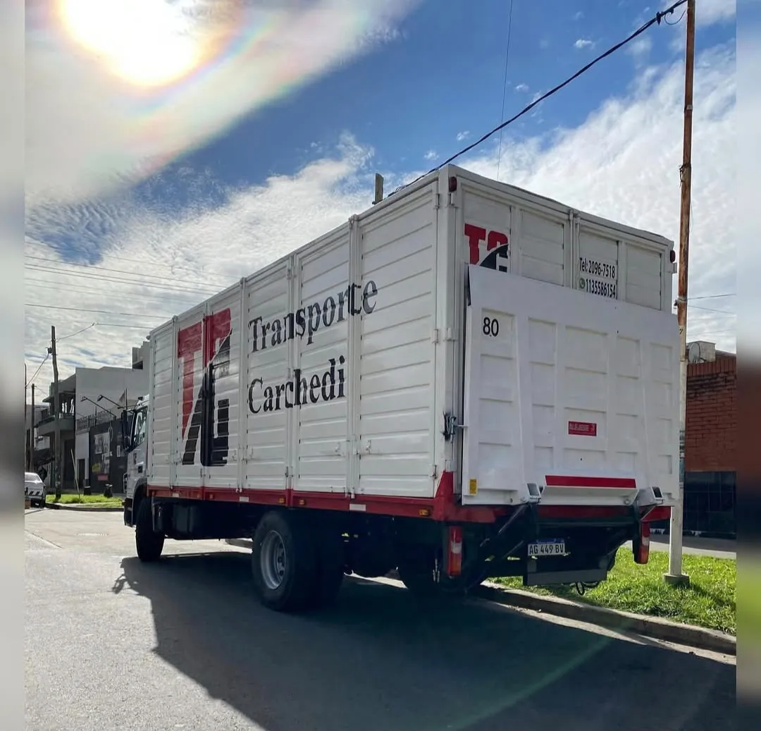 Camión todo puerta de Transporte Carchedi durante un reparto